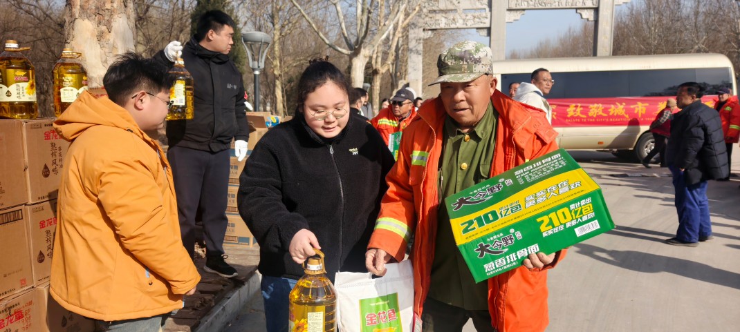 ADAOER Auto Parts Shows Warmth to Local Sanitation Workers
